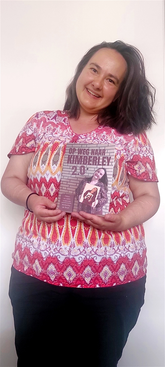 Kimberley met haar boek